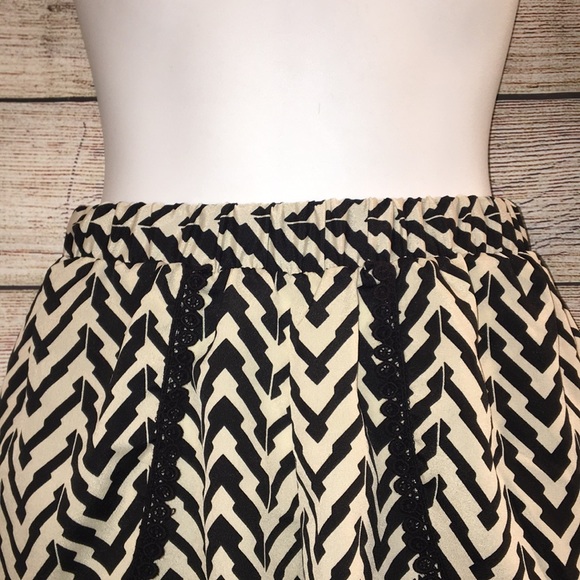 Love Culture Black Chevron Shorts - Picture 5 of 11
